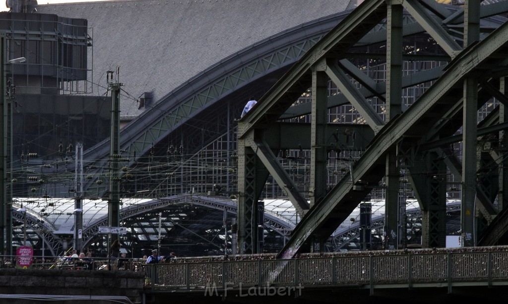 PSpringt kein Suizid Brueckenspringer Koeln Hohenzollernbruecke P209.JPG - Miklos Laubert